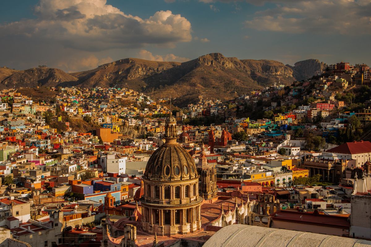 Vista panorámica de la ciudad de Guanajuato y sus edificios coloridos